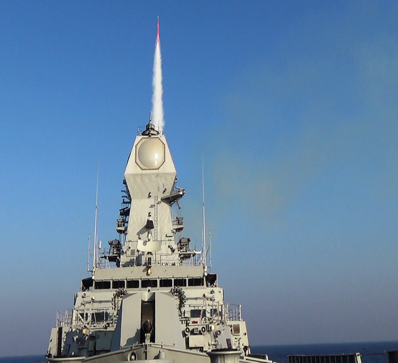 Một hệ thống 32 ống phóng thẳng đứng chứa tên lửa đánh chặn Barak-8 cùng một radar đa nhiệm có khả năng trinh sát, phát hiện, bắt bám mục tiêu và dẫn đường cho tên lửa. Hệ thống này có thể sử dụng tên lửa đánh chặn Barak-8 hoặc Barak-8ER có khả năng đánh chặn các mối đe dọa đường không với độ bao phủ 360º. Ảnh: Tên lửa phòng không Barak-8 - Nguồn: Navy Recognition.