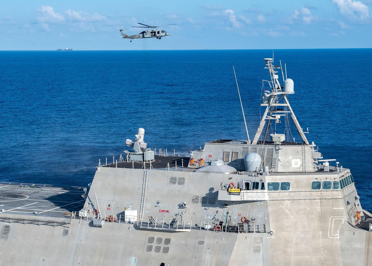 Mặc dù các tàu tác chiến ven bờ (LCS) của hải quân Mỹ có trọng tải khá lớn, với lượng giãn nước đầy tải 3.104 tấn nhưng lại được trang bị vũ khí khá hạn chế. Ảnh: Cận cảnh sàn đáp trực thăng và hệ thống CIWS SeaRAM của tàu LCS lớp Independence.
