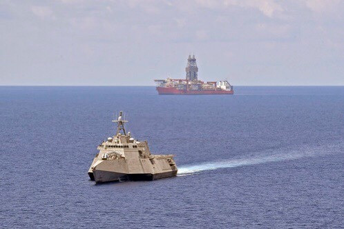 Trung Quốc trong thời gian qua cũng đã điều tàu khảo sát Hải Dương 08 cùng nhiều tàu hộ tống xuống khu vực nam Biển Đông, nhiều cáo buộc cho rằng tàu khảo sát Trung Quốc đang bám đuôi giàn khoan của Malaysia. Ảnh: Tàu USS Gabrielle Giffords (LCS 10) của hạm đội 7 tuần tra gần West Capella ngày 12/5 vừa qua.