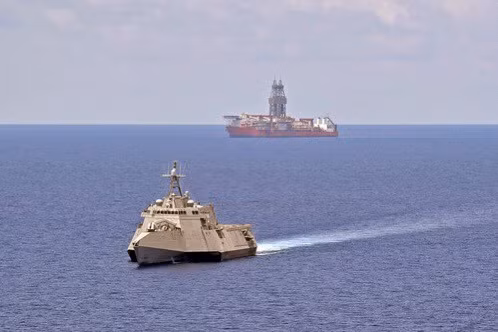 Trung Quốc trong thời gian qua cũng đã điều tàu khảo sát Hải Dương 08 cùng nhiều tàu hộ tống xuống khu vực nam Biển Đông, nhiều cáo buộc cho rằng tàu khảo sát Trung Quốc đang bám đuôi giàn khoan của Malaysia. Ảnh: Tàu USS Gabrielle Giffords (LCS 10) của hạm đội 7 tuần tra gần West Capella ngày 12/5 vừa qua.