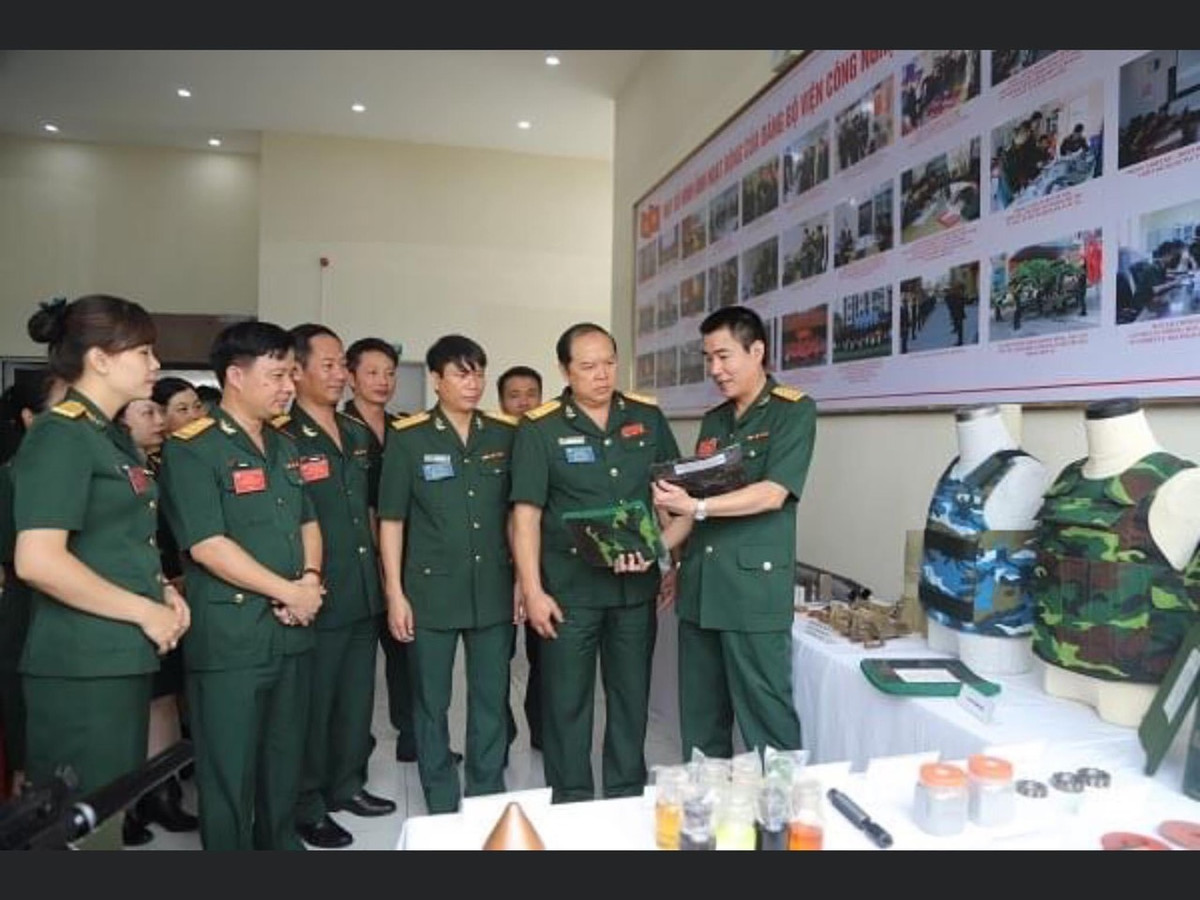 Và cuối cùng, hiện nay, Công nghiệp Quốc phòng Việt Nam đã tự chủ chế tạo được áo giáp được gia cố tấm cứng có thể chống đạn AK. Ưu điểm của mẫu áo do Việt Nam thiết kế chế tạo là dùng vải màu ngụy trang đồng bộ với quân phục ngụy trang hiện nay đang cấp phát cho chiến sĩ, tăng tính năng ẩn nấp trên địa hình, trong khi có chất lượng đạt tiêu chuẩn tương đương áo giáp nhập khẩu. Ảnh: Đoàn cán bộ được giới thiệu về tấm cứng và áo giáp do Việt Nam chế tạo.