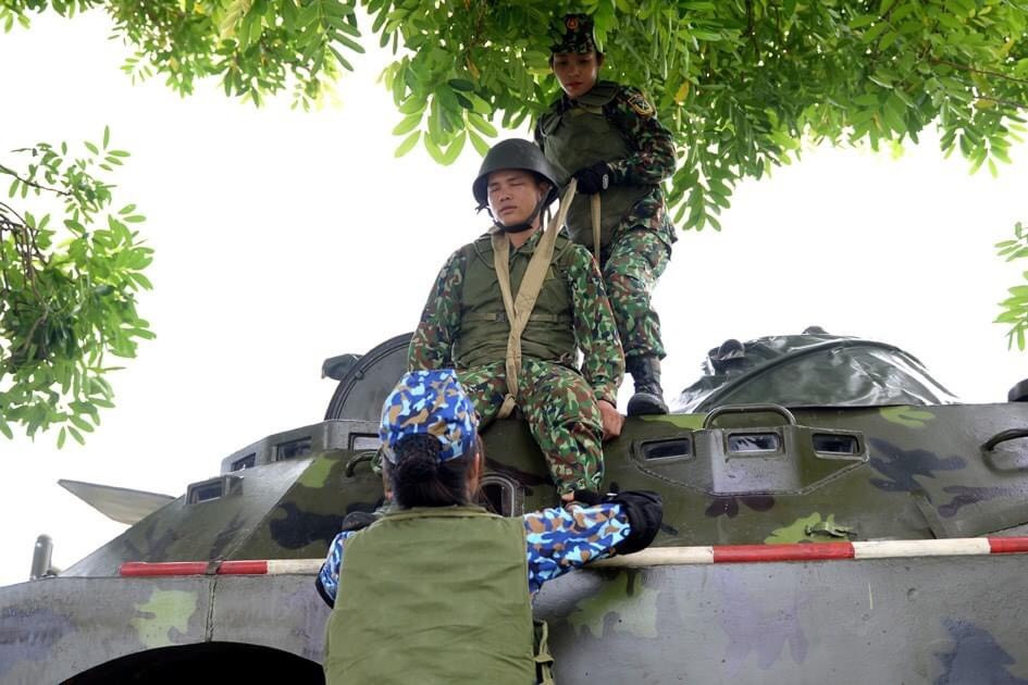 Áo có diện tích che phủ trên thân khá cao và có vành giáp bổ sung ở cổ, khi cần có thể dựng lên, phối hợp cùng mũ sắt hoặc mũ chống đạn bảo vệ cho đầu. Theo đánh giá, giáp có thể chống các loại mảnh văng đất đá hoặc đạn pháo hiệu quả, chống đạn súng ngắn ở khoảng cách tương đối tuy nhiên chưa thể chống được đạn AK ở cự ly gần. Ảnh: Đội tuyển Quân y huấn luyện với áo giáp Trường Sơn - Nguồn: QĐND