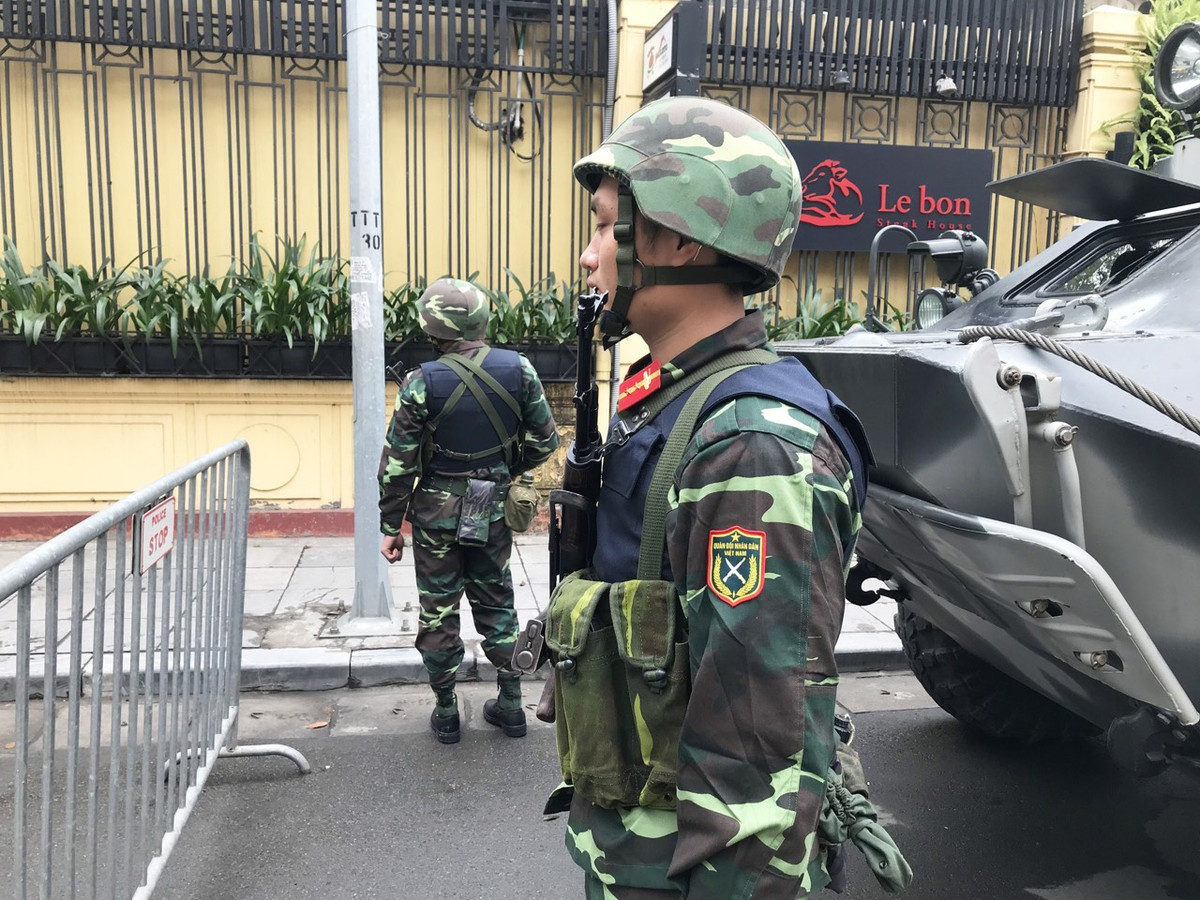 Áo có thiết kế hiện đại, gọn nhẹ, bên trong có tấm lót lưới để thoát mồ hôi. Tuy nhiên áo giáp trơn chưa trang bị sẵn túi đựng hộp tiếp đạn hoặc molle để gắn túi đựng hộp tiếp đạn, do đó, người lính khi tác chiến vẫn mang bao xe để đựng hộp tiếp đạn cũng như lựu đạn. Ảnh: Cận cảnh áo giáp chống đạn trên người chiến sĩ của tiểu đoàn thiết giáp 47.