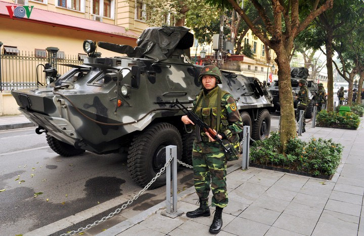 Loại áo giáp thứ hai cũng có xuất xứ từ thời Kháng chiến chống Mỹ, đó là áo M69 Flak vest - chiến lợi phẩm tịch thu lại được từ Mỹ - VNCH. Áo được trang bị cho binh lính Mỹ tại chiến trường Việt Nam từ cuối những năm 1960, và sau đó được thiết kế kiểu dáng phù hợp với thể trạng người Việt. Áo có trọng lượng 3.6kg, có thể chống được đạn súng ngắn, đạn ở cự ly xa và các loại mảnh văng của bom, đạn,… nhưng không thể chống được đạn AK ở cự ly gần hoặc thậm chí cả đạn 9x19mm của súng tiểu liên. Ảnh: Chiến sĩ tiểu đoàn thiết giáp 47 với súng tiểu liên AKS và áo giáp M69 Flak - Nguồn: VOV