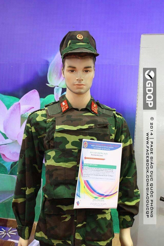 Có thể nói rằng, với sự phát triển của nền công nghiệp quốc phòng trong nước, chúng ta hi vọng trong thời gian ngắn sắp tới, Việt Nam sẽ tự chế tạo số lượng lớn áo giáp chống đạn hiện đại nhằm thay thế các loại áo giáp nhập khẩu trong cả lực lượng đặc nhiệm và tiến tới xa hơn là trong các đơn vị bộ binh chiến đấu. Điều này sẽ giúp nâng cao hơn nữa độ bảo vệ cho người lính, giúp họ an tâm hơn trong những lần làm nhiệm vụ. Ảnh: Áo giáp chống đạn được Việt Nam giới thiệu từ năm 2010 với kiểu dáng chắc chắn, mang cả giáp mềm và tấm cứng chống đạn AK.