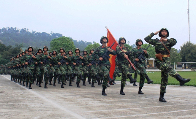 Tuy nhiên, đối với bộ binh thông thường, người ta vẫn tự hỏi liệu họ có được trang bị áo giáp ? Câu trả lời là có, và dù chưa được trang bị đại trà, tuy nhiên Lục quân Việt Nam hiện nay vẫn đang sử dụng ít nhất 4 loại áo giáp chính. Ảnh: Khối chiến sĩ bộ binh huấn luyện diễu binh với súng tiểu liên M-18 - Nguồn: Dân Việt