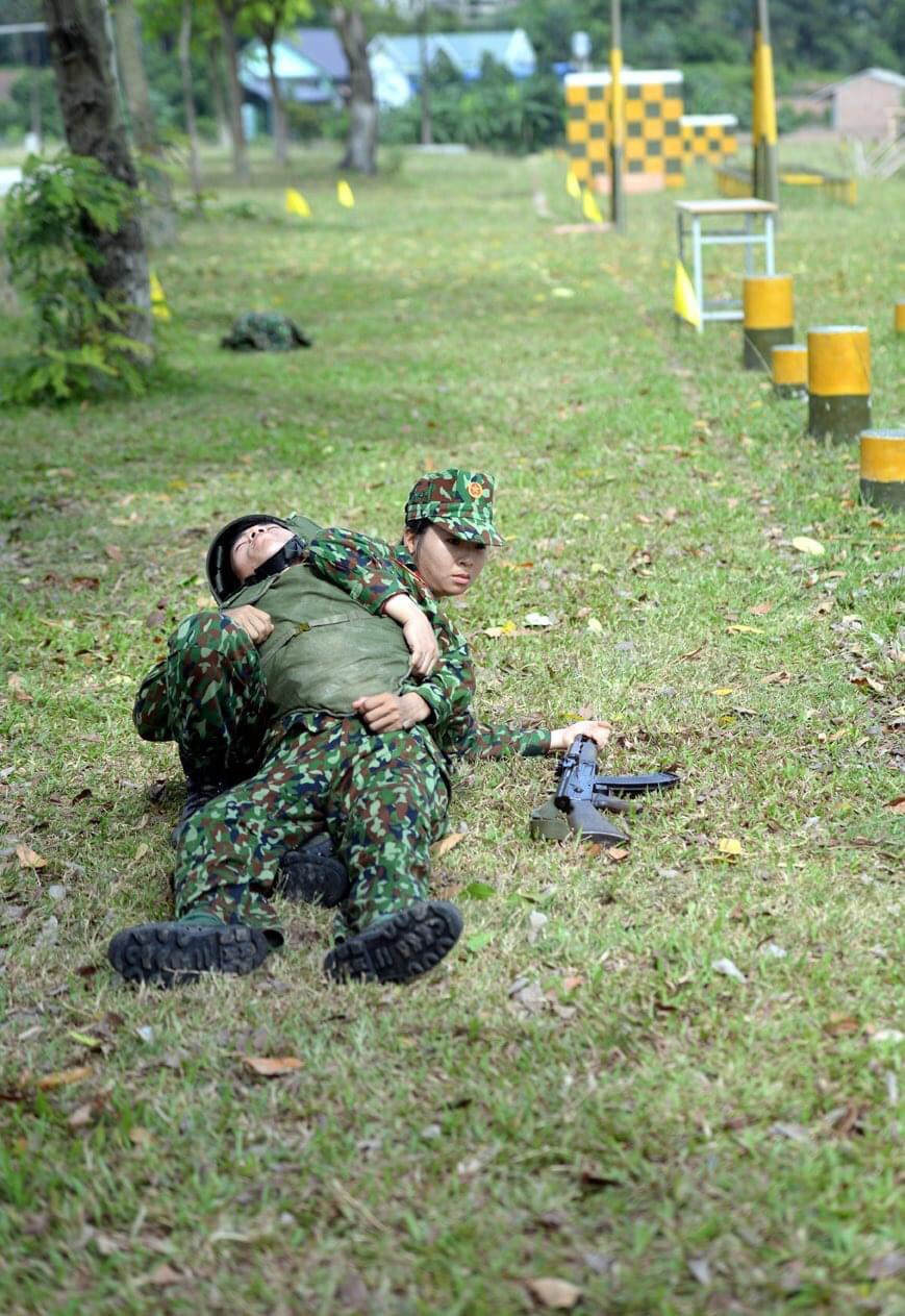 Áo giáp được thiết kế với lớp vải gai bên ngoài, bên trong là các tấm kim loại dát mỏng khoảng 3mm xếp chồng lên nhau kiểu lợp ngói và trong cùng là lớp bông dùng để phân tán và giảm bớt áp lực của vật thể tác động lên áo. Áo giáp nặng lên tới hơn 6kg. Ảnh: Chiến sĩ Quân y huấn luyện cứu thương với áo giáp Trường Sơn - Nguồn: QĐND