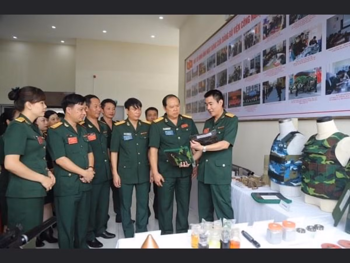 Và cuối cùng, hiện nay, Công nghiệp Quốc phòng Việt Nam đã tự chủ chế tạo được áo giáp được gia cố tấm cứng có thể chống đạn AK. Ưu điểm của mẫu áo do Việt Nam thiết kế chế tạo là dùng vải màu ngụy trang đồng bộ với quân phục ngụy trang hiện nay đang cấp phát cho chiến sĩ, tăng tính năng ẩn nấp trên địa hình, trong khi có chất lượng đạt tiêu chuẩn tương đương áo giáp nhập khẩu. Ảnh: Đoàn cán bộ được giới thiệu về tấm cứng và áo giáp do Việt Nam chế tạo.