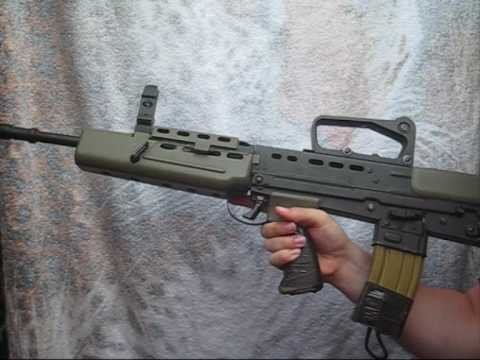 Với cấu tạo kiểu bullpup, nên giúp L85A1 giảm chiều dài tổng thể, chỉ còn 785 mm, trong khi vẫn giữ nguyên được chiều dài nòng súng (518 mm); rất thuận tiện khi chiến đấu trong môi trường đô thị hoặc khi bắn từ trong xe chiến đấu bộ binh. Đây cũng là mẫu súng có tầm bắn và độ chính xác rất cao, điều này có được là nhờ sự kết hợp giữa nòng súng dài và sử dụng nguyên lý trích khí ngắn. Ảnh: Khẩu L85A1. Nguồn: Wikipedia.