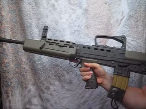 Với cấu tạo kiểu bullpup, nên giúp L85A1 giảm chiều dài tổng thể, chỉ còn 785 mm, trong khi vẫn giữ nguyên được chiều dài nòng súng (518 mm); rất thuận tiện khi chiến đấu trong môi trường đô thị hoặc khi bắn từ trong xe chiến đấu bộ binh. Đây cũng là mẫu súng có tầm bắn và độ chính xác rất cao, điều này có được là nhờ sự kết hợp giữa nòng súng dài và sử dụng nguyên lý trích khí ngắn. Ảnh: Khẩu L85A1. Nguồn: Wikipedia.