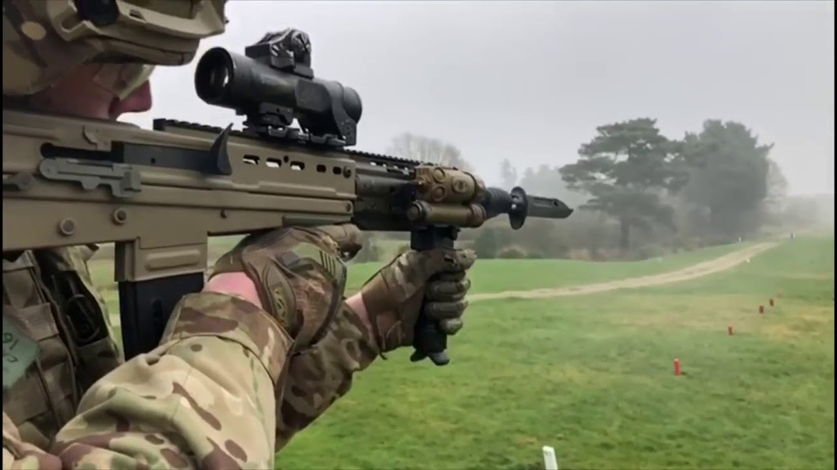 Theo kế hoạch, đến năm 2025, quân đội Anh sẽ thay đổi vũ khí bộ binh; tuy nhiên, nhìn từ lịch sử phát triển của khẩu L85A1, khả năng quân đội Anh sẽ đặt mua từ nước ngoài thay vì tự phát triển một loại vũ khí mới. Ảnh: Lính Anh huấn luyện với khẩu L85A3. Nguồn: Wikipedia.