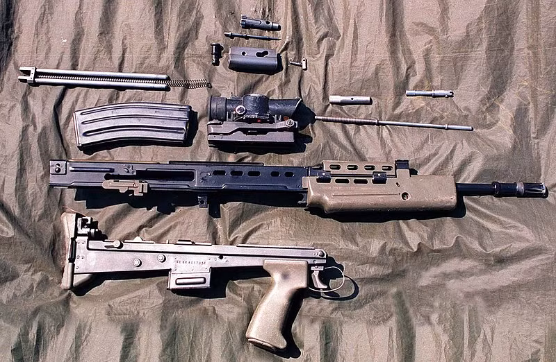 Khẩu L85A1 hoạt động theo nguyên tắc trích khí piston ngắn, khóa nòng xoay và được gắn trong bệ khóa nòng, nguyên tắc hoạt động dựa trên súng trường AR-18 Armalite của Mỹ. Ảnh: Khẩu L85A1. Nguồn: Wikipedia.