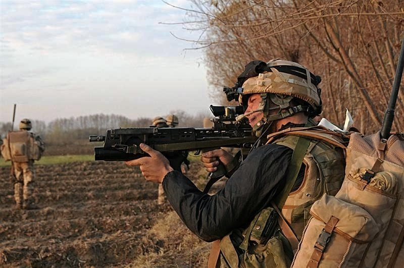 Súng có tay kéo khóa nòng nằm phía bên phải; buồng đạn, khóa nòng và các thiết bị quan trọng khác được làm bằng thép đặc biệt. Ốp lót tay phía trước làm bằng vật liệu tổng hợp, súng có thể gắn súng phóng lựu 40mm bằng cách sử dụng một thiết bị gắn đặc biệt do Đức sản xuất, ngoài ra súng còn trang bị lưỡi lê cho cận chiến. Ảnh: Một lính Anh đang huấn luyện với khẩu L85A1. Nguồn: Wikipedia.