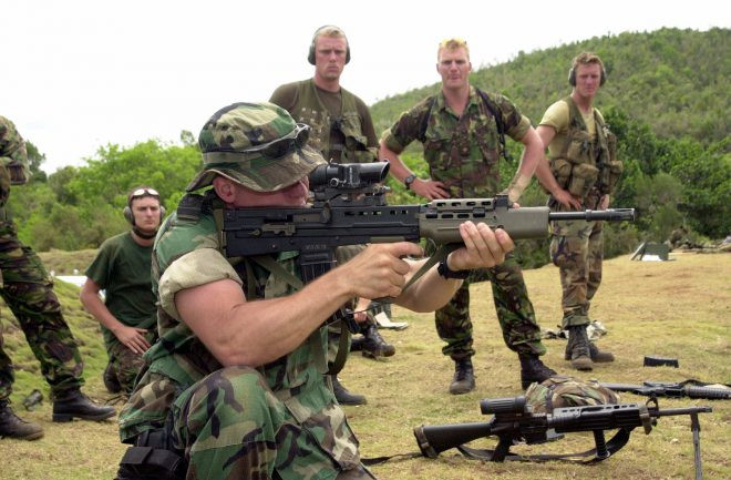 Mặc dù L85A1 là một mẫu súng trường bullpup có thiết kế rất hiện đại, nhưng cấu tạo súng rất phức tạp và độ tin cậy không cao. Lỗi nặng nhất của L85A1 là thường xuyên bị kẹt đạn, do hệ thống chuyển động không được bôi trơn kịp thời. Tuy nhiên, việc bôi trơn thường xuyên các bộ phận chuyển động lại khiến cho súng dễ bị dính bụi hơn. Ảnh: Binh lính Anh đang huấn luyện với khẩu L85A1. Nguồn: Wikipedia.