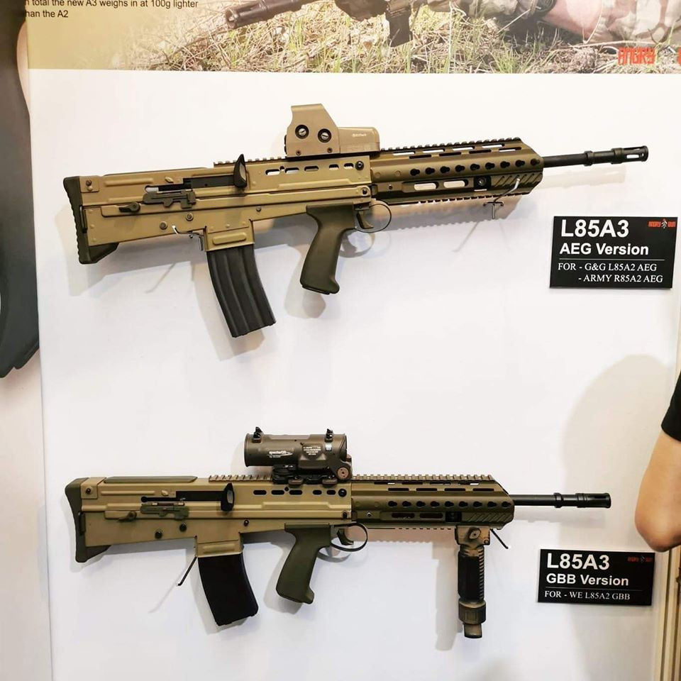 Năm 2016, Quân đội Anh bắt đầu chuyển đổi L85A2 lên phiên bản L85A3; những nâng cấp là làm mới ốp lót tay mới có các rãnh Picatinny để lắp thêm các phụ kiện và tương thích với súng phóng lựu AG36 của hãng Heckler và Koch; kính ngắm SUSAT được thay thế bằng kính ngắm Trijicon ACOG 4x hoặc kính ngắm điểm đỏ đơn giản của Elcan Specter. Ảnh: Khẩu L85A3. Nguồn: Wikipedia.