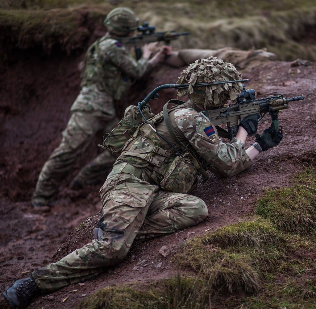 Dẫu còn nhiều khiếm khuyết, nhưng khẩu L85A1 đã thực sự tạo thành cuộc cách mạng trong chế tạo súng trường tiến công; là kiểu mẫu cho mọi thiết kế súng bullpup sau này. Những mẫu súng “bullpup” đã trở thành xu hướng phát triển chung của súng trường tiến công trong những thập kỷ vừa qua và cả trong tương lai. Ảnh: Lính Anh huấn luyện với khẩu L85A3. Nguồn: Wikipedia.