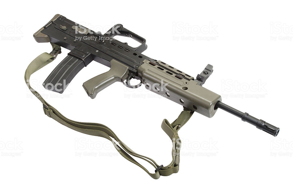 L85A1 có thể điều chỉnh hệ thống trích khí để sử dụng ở chế độ bắn bình thường và khi phóng lựu. Súng có thể sử dụng cả hệ thống ngắm cơ khí và kính ngắm ban đêm với bộ số 4x; ngoài dây đeo, súng còn có cả tay xách. Ảnh: Khẩu L85A1. Nguồn: Wikipedia.