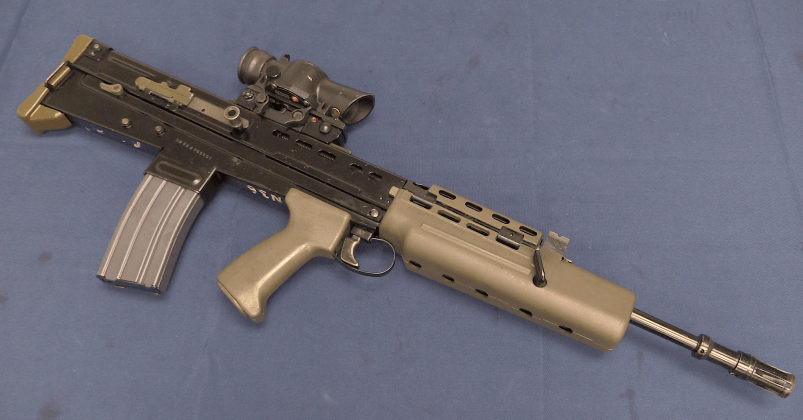 Việc đưa khẩu L85A1 vào trang bị là một bước ngoặt trong lịch sử chế tạo vũ khí bộ binh, bởi những khẩu súng trường tiến công trước kia không phù hợp với các lực lượng đặc biệt, bộ binh cơ giới, đổ bộ đường không, thủy quân lục chiến… vì súng quá dài, gây vướng víu; nếu sử dụng các loại súng tiểu liên như UZI thì sức xuyên kém, tầm bắn hạn chế… Ảnh: Khẩu L85A1. Nguồn: Wikipedia.