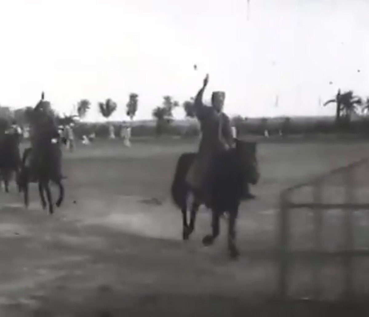 Đáng tiếc, sau khi chuyển đổi cơ chế cũng như tổ chức, đàn ngựa Liên Xô của Công an vũ trang đã bị thoái hóa và mất giống dần. Giống ngựa hiện nay được lực lượng CSCĐ Kỵ binh sử dụng là giống ngựa nhập khẩu trực tiếp từ Mông Cổ. Ảnh: Chiến sĩ công an vũ trang vừa cưỡi ngựa vừa bắn súng.