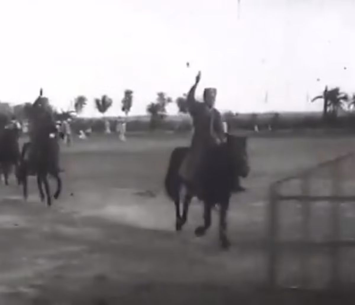 Đáng tiếc, sau khi chuyển đổi cơ chế cũng như tổ chức, đàn ngựa Liên Xô của Công an vũ trang đã bị thoái hóa và mất giống dần. Giống ngựa hiện nay được lực lượng CSCĐ Kỵ binh sử dụng là giống ngựa nhập khẩu trực tiếp từ Mông Cổ. Ảnh: Chiến sĩ công an vũ trang vừa cưỡi ngựa vừa bắn súng.