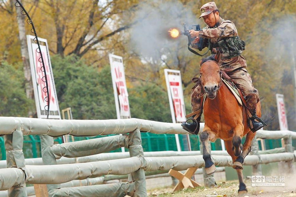 Hiện nay, lực lượng kỵ binh nổi tiếng nhất vẫn được duy trì là đội kỵ binh của Quân đội giải phóng Trung Quốc (PLA). Ảnh: Chiến sĩ Trung Quốc vừa cưỡi ngựa vừa tác xạ súng trường Type-95