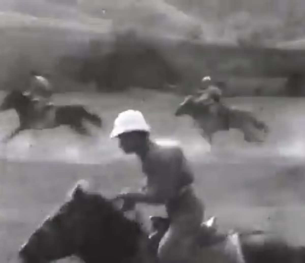 Những chú ngựa của Công an vũ trang được huấn luyện rất chuyên nghiệp, phù hợp tác chiến trong nhiều môi trường như thảo nguyê, rừng rậm,… và có tốc độ cao, sức khỏe tốt, có thể vượt những địa hình hiểm trở ở khu vực biên giới. Ảnh: Chiến sĩ Công an vũ trang phi nước đại với những chú ngựa Liên Xô.