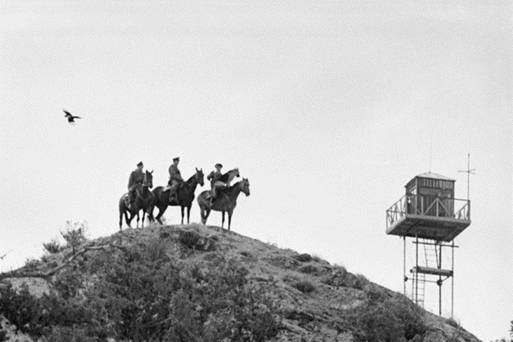 Quân đội Liên Xô dù cho sở hữu một đội quân hùng hậu, không hề thiếu các loại xe thiết giáp hay máy bay, nhưng vẫn duy trì cho mình lực lượng kỵ binh. Lãnh thổ tiếp giáp với 15 quốc gia, Liên Xô là nước có nhiều láng giềng nhất trên thế giới và đường biên giới vô cùng rộng lớn, nhiều khu vực núi cao hiểm trở, không thể triển khai các loại phương tiện cơ giới trong khi sử dụng máy bay lại quá tốn kém, kỵ binh chín là lực lượng vô cùng quan trọng, giúp cho những lính Biên phòng Liên Xô kiểm soát tốt khu vực của mình. Ảnh: Lính Biên phòng Liên Xô tuần tra với ngựa năm 1970.