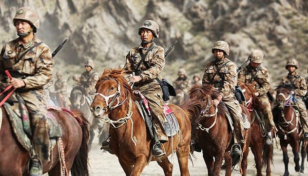 Không chỉ được sử dụng bởi các lực lượng chấp pháp, kỵ binh cũng đã và đang được sử dụng trong những lực lượng quân đội hiện đại bởi những lợi ích mà nó mang lại. Ảnh: Binh sĩ Trung Quốc cưỡi ngựa tuần tra.