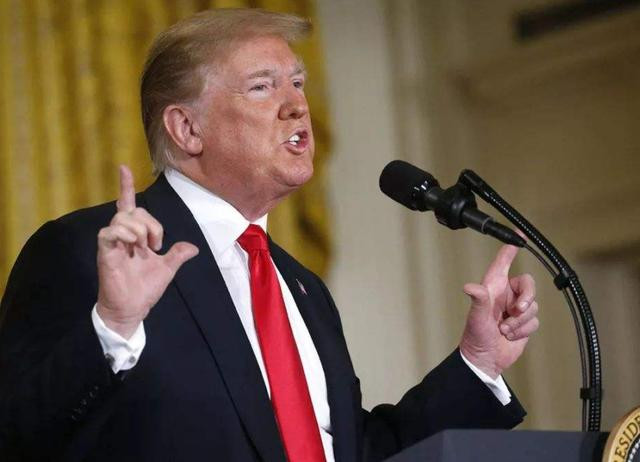 Hiện đại dịch COVID-19 đang gây “bão” tại Mỹ, tính đến 17 giờ 00 (giờ GMT), tại Mỹ đã có hơn 1,7 triệu người nhiễm nCoV và có 100.572 tử vong; vượt qua dự cả dự đoán của Tổng thống Trump trước đó; dịch bệnh khiến hàng chục triệu người thất nghiệp, tỷ lệ người dân đang dần mất lòng tin vào sự lãnh đạo của ông Trump.