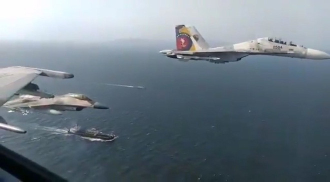 Chính phủ Venezuela cũng cử lực lượng hải quân để bảo vệ các tàu chở dầu của Iran trên vùng lãnh hải của họ; 4 chiếc tiêm kích Su-30MK2 và F-16 cùng tàu hải quân Venezuela đã bay che đầu, bảo vệ cho tàu dầu Iran vượt vòng vây của nhóm tác chiến hùng hậu Hải quân Mỹ, cập càng Venezuela an toàn. Ảnh: Biên đội tiêm kích Su-30MK2 Không quân Venezuela bay hộ tống tàu dầu của Iran.