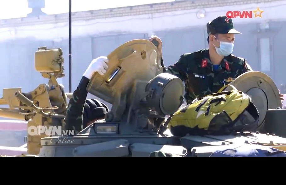 “Tank Biathlon” là nội dung thi đấu có thể nói là hấp dẫn và đáng mong chờ bậc nhất của Hội thao Army Games hàng năm. Đây là phần thi cực kỳ khốc liệt, đòi hỏi sự phối hợp nhuần nhuyễn của tất cả các thành viên trong kíp xe để có thể đạt thành tích cao nhất. Với việc lái xe nắm chắc yếu lĩnh, cơ động tốt qua các hào nước, vật cản, dốc nghiêng và chạy tốc độ cao, pháo thủ đòi hỏi phải ngắm bắn chính xác mục tiêu trong khi trưởng xe bên cạnh chỉ huy kíp lái tốt, còn phải tự mình hạ gục các mục tiêu bay bằng súng máy phòng không 12.7mm. Mọi công việc đều đòi hỏi sự khẩn trương cao và không thể mắc sai lầm nếu không muốn mất thời gian thừa. Ảnh: Trưởng xe (trái) và pháo thủ (phải) trên nóc tháp pháo T-72B3 - Nguồn: QPVN. 