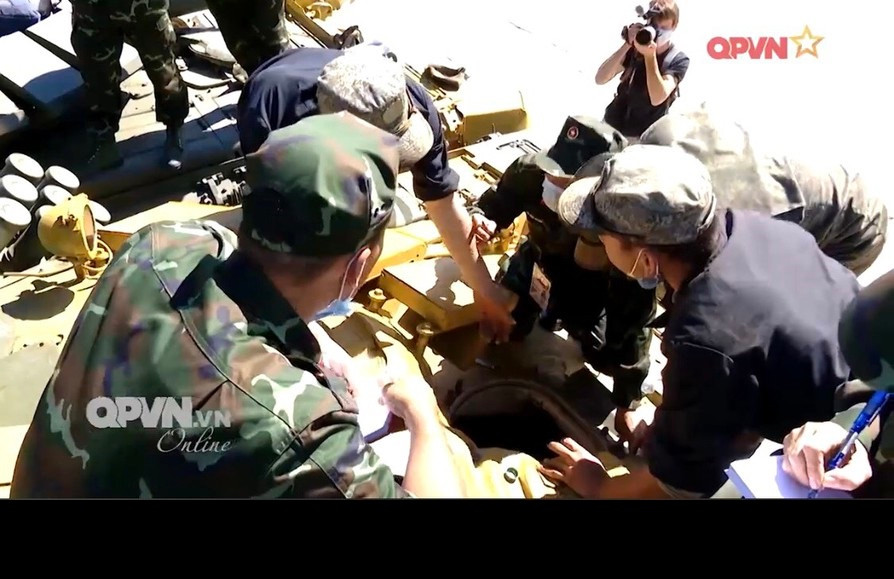 Do đã có kinh nghiệm thi đấu hai năm, cộng với việc lực lượng Tăng - Thiết giáp Việt Nam thời gian qua đã đưa vào biên chế huấn luyện xe tăng chiến đấu chủ lực T-90 S/SK có rất nhiều điểm tương đồng với xe tăng T-72B3 của Nga, do đó các chiến sĩ ta đã thực hiện việc kiểm tra rất nhanh chóng và thuần thục. Ảnh: Các chiến sĩ Việt Nam và cố vấn Nga đang bàn bạc về vị trí lái xe - Nguồn: QPVN. 