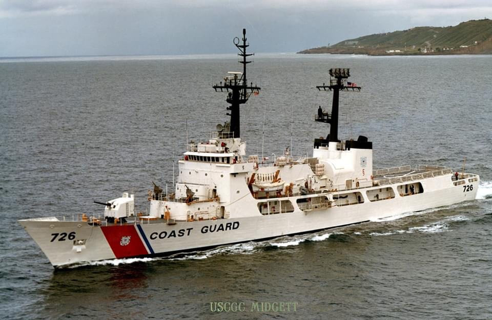 Ngoài khả năng có thể triển khai tổ hợp tên lửa chống hạm Harpoon thì tàu USCGC John Midgett còn từng được trang bị cả hệ thống ngư lôi. Ảnh: Tàu USCGC John Midgett (WHEC-726) được trang bị pháo hạm 127mm Mk-12 và hệ thống ngư lôi Mk-32 324mm.