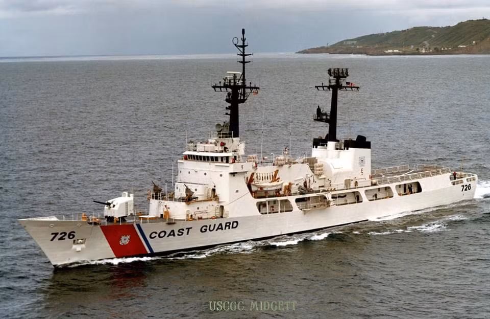 Ngoài khả năng có thể triển khai tổ hợp tên lửa chống hạm Harpoon thì tàu USCGC John Midgett còn từng được trang bị cả hệ thống ngư lôi. Ảnh: Tàu USCGC John Midgett (WHEC-726) được trang bị pháo hạm 127mm Mk-12 và hệ thống ngư lôi Mk-32 324mm.