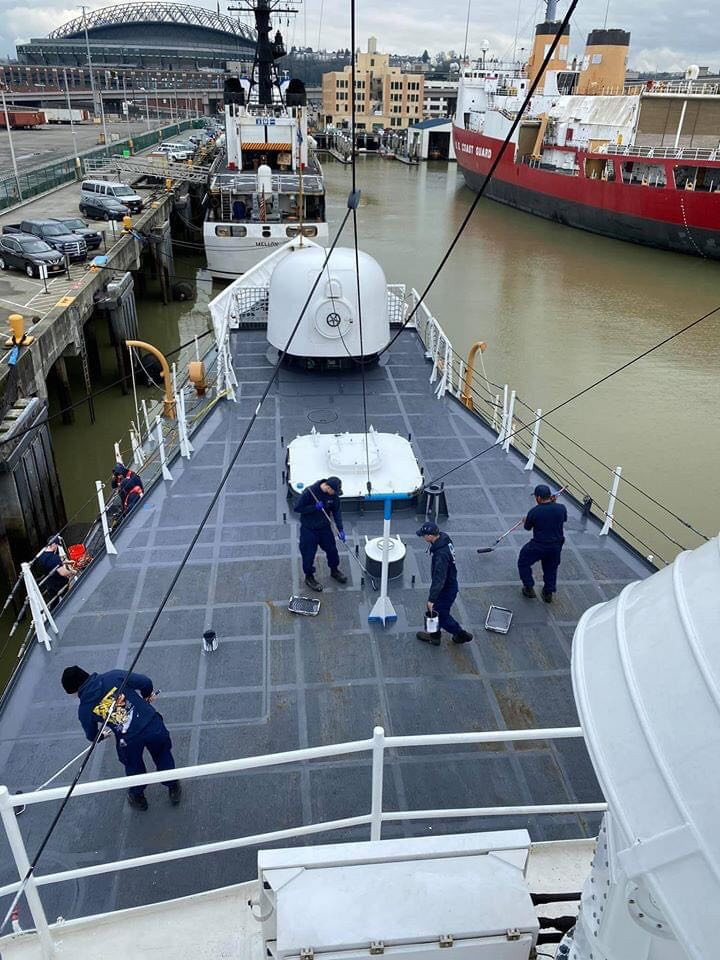 Tàu đã chuyển giao cho cảnh sát biển Việt Nam trong ngày 26/3/2020 vừa qua dù cho buổi lễ chuyển giao đã bị hủy do dịch COVID-19 hoành hành ở Mỹ. Ảnh: Thủy thủ tàu USCGC John Midgett dọn dẹp lại sàn tàu để chuẩn bị chuyển giao cho đối tác Việt Nam.