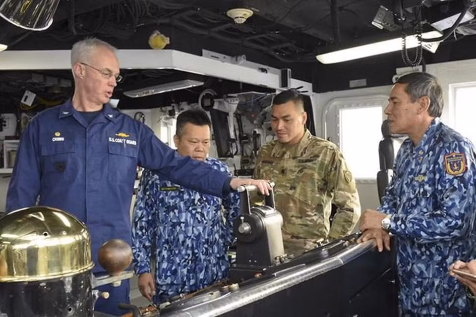 Có thể khi về đến Việt Nam, phía Mỹ sẽ chỉ còn giữa lại cho John Midgett khẩu pháo hạm Otto Melara 76mm và một số súng máy, các loại vũ khí khác sẽ bị tháo gỡ tương tự như tàu CSB 8020 mà Mỹ đã chuyển giao trước đây. Ảnh: Chuyên gia Mỹ giới thiệu cho các cán bộ cảnh sát biển Việt Nam về cách điều khiển tàu.