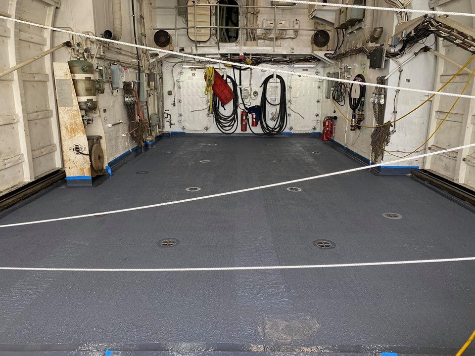 Tàu có một sàn đáp và trang bị một hangar cỡ lớn có thể tiếp nhận trực thăng. Ảnh: Hangar của tàu USCGC John Midgett (WHEC-726) sau khi được các thủy thủ dọn dẹp trước khi loại biên.