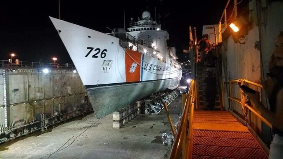 Tàu USCGC John Midgett lớp Hamilton có lượng giãn nước đầy tải 3250 tấn, chiều dài 115m, rộng 13m, tàu có thể đạt tốc độ tối đa gần 30 hải lý/h và hoạt động liên tục được 45 ngày trên biển. Ảnh: Tàu USCGC John Midgett lên ụ nổi để xóa số hiệu và phù hiệu của tuần duyên Hoa Kỳ, sơn lại số hiệu và phù hiệu của cảnh sát biển Việt Nam.