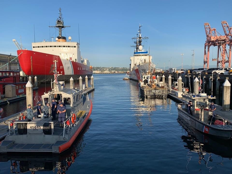 Chiếc USCGC John Midgett (WHEC-726) hạ thủy ngày 4/9/1971 và chính thức được đưa vào biên chế tuần duyên Hoa Kỳ vào ngày 17/3/1972. Ảnh: Tàu John Midgett nằm tại cảng nhà của nó ở Seattle, Washington.