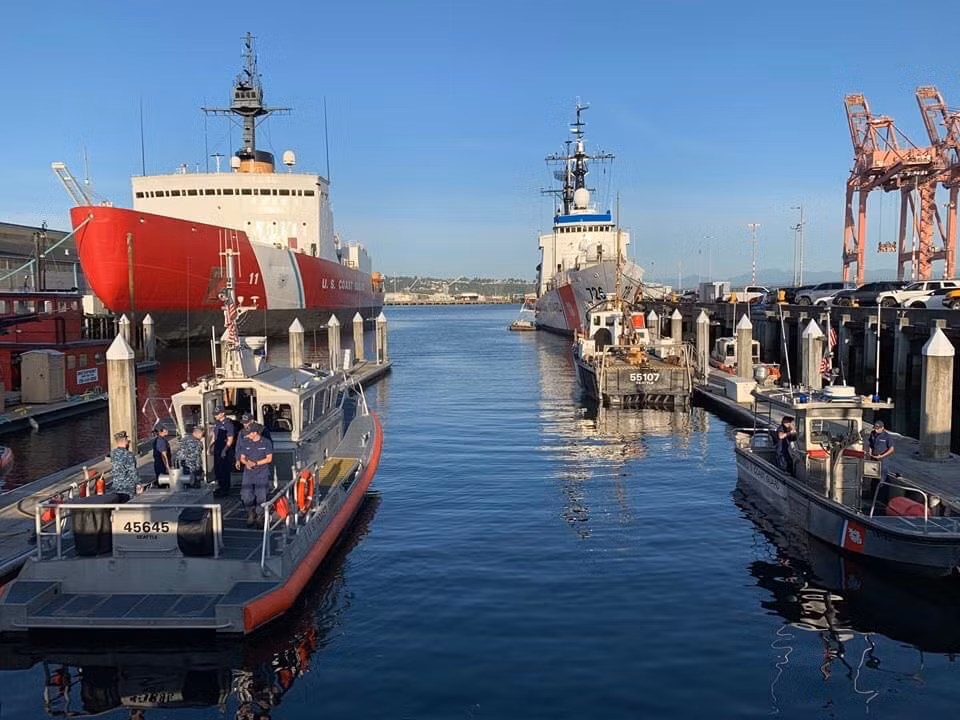 Chiếc USCGC John Midgett (WHEC-726) hạ thủy ngày 4/9/1971 và chính thức được đưa vào biên chế tuần duyên Hoa Kỳ vào ngày 17/3/1972. Ảnh: Tàu John Midgett nằm tại cảng nhà của nó ở Seattle, Washington.