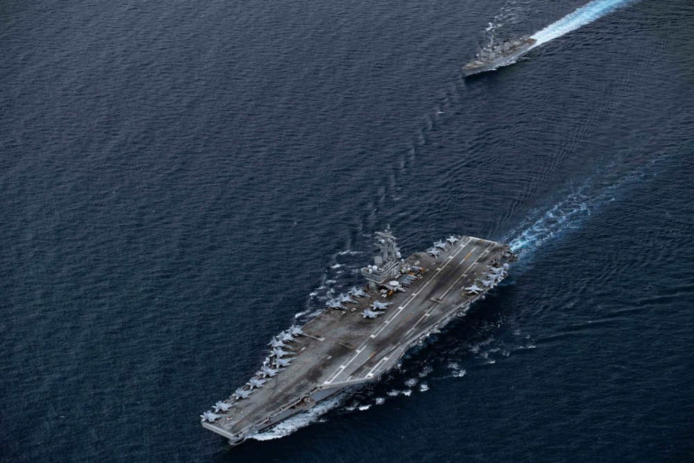 Ông này cho biết thêm rằng, dù vậy, với tư cách là một quốc gia không nằm trong tranh chấp, Mỹ với chiêu bài “tự do hàng hải” của mình đã điều tàu chiến và máy bay đến để khiêu khích, tiến hành trinh sát quy mô đối với lực lượng Trung Quốc, thực hiện các cuộc tập trận quân sự lớn có khả năng làm nguy hiểm đến tình hình khu vực, phá hoại nghiêm trọng nền hòa bình và ổn định tại Biển Đông. Ảnh: Tàu sân bay Mỹ USS Ronald Reagan (CVN-76) cùng tàu hộ tống.