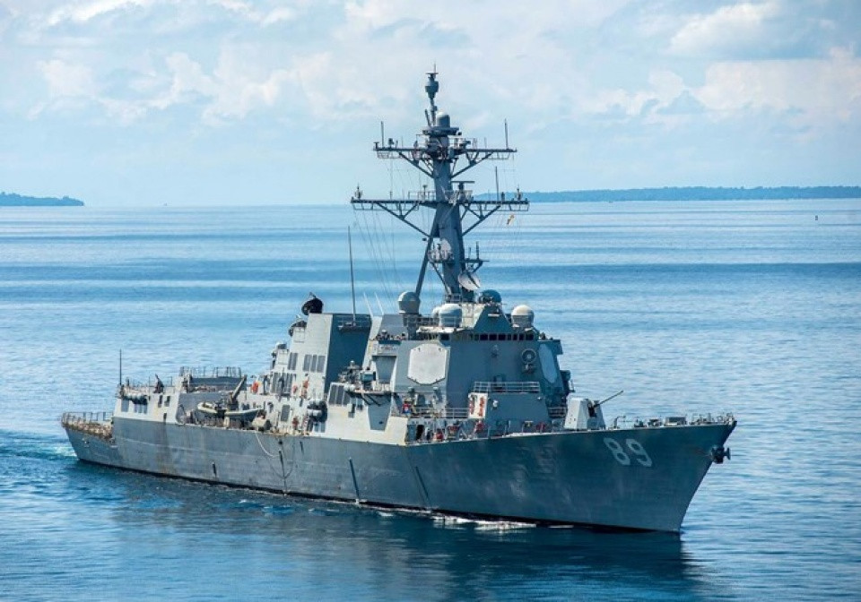 Trong tháng 7, Hải quân Mỹ đã thực hiện hai cuộc diễn tập tàu sân bay kép trên Biển Đông lần lượt vào ngày 6/7 và 17/7, sau đó rời đi và di chuyển đến khu vực biển phía bắc Nhật Bản để thực hiện các hoạt động quân sự khác bao gồm tác chiến không đối không, tìm kiếm cứu nạn và diễn tập phòng không. Ngoài ra, tàu sân bay USS Ronald Reagan cũng đã tiến hành huấn luyện hàng hải chung với một chiếc oanh tạc cơ B-1B Lancer của Không quân Mỹ cất cánh từ căn cứ Guam. Ảnh: Khu trục hạm USS Mustin (DDG-89) của Hải quân Mỹ