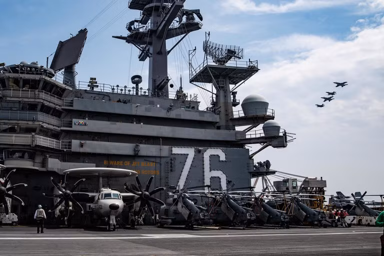 Dẫu vậy, các nước ASEAN và Trung Quốc thực sự đang cố đẩy nhanh quá trình thiết lập quy tắc về ứng xử của các bên trên Biển Đông (DOC) và việc Mỹ liên tục can thiệp sâu vào tình hình khu vực có thể sẽ khiến đóng băng tiến trình đàm phán. Đây thực sự không phải là điều có lợi cho bất cứ bên nào và kẻ có lợi duy nhất chỉ là chính quyền Tổng thống Donald Trump với việc tăng số cử tri ủng hộ mình. Ảnh: Máy bay trên sàn đáp của chiếc hàng không mẫu hạm USS Ronald Reagan (CVN-76).