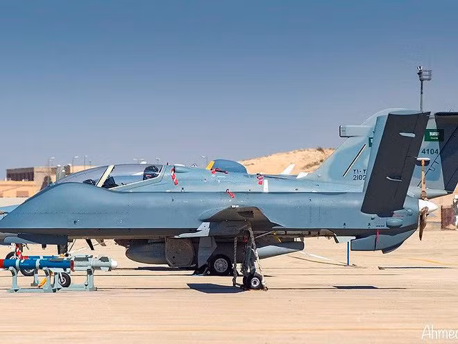 Vào ngày 20/6 vừa qua, một máy bay không người lái của Pakistan đã bị Không quân Ấn Độ bắn hạ ở Kathu giữa Jammu và Kashmir. Vào năm ngoái thì cảnh sát Ấn Độ cũng đã bắn hạ một số UAV của Pakistan dùng cho nhiệm vụ vận tải hàng dọc khu vực biên giới. Ảnh: Máy bay không người lái CH-4.