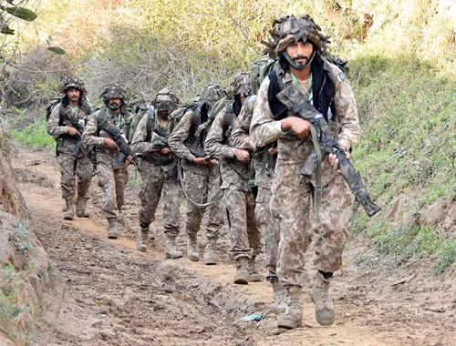 Do Pakistan có kế hoạch tăng cường ném bom vào lãnh thổ Ấn Độ ở kashmir, cộng với đó là sự đối đầu với Trung Quốc kéo dài mấy tháng qua lại Ladakh khiến cho Ấn Độ đang rơi vào hoàn cảnh “lưỡng đầu thọ địch” hết sức ngặt nghèo, căng mỏng lực lượng ra để tác chiến trên cả hai mặt trận. Ảnh: Binh sĩ Pakistan tuần tra khu vực biên giới.