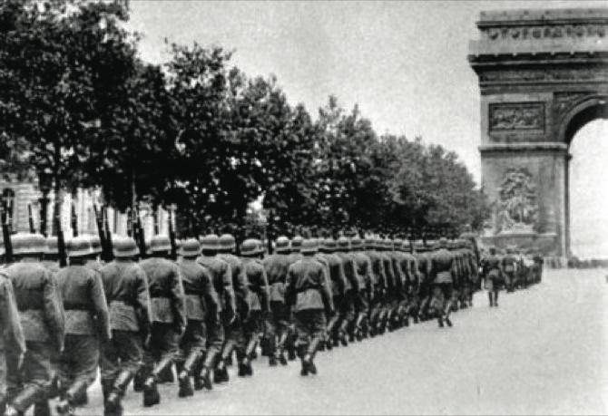 Khi Thế chiến II mới bùng nổ, cường độ chiến tranh không đến nỗi quá ác liệt, do khoảng cách giữa hai bên quá chênh lệch; liên quân Anh, Pháp nhanh chóng bị Đức đánh qua bật qua eo biển Manche. Sau khi đánh bại Pháp và "truy sát" Anh, Đức bí mật chuẩn bị tấn công Liên Xô. Ảnh: Quân đội phát xít Đức tiến vào Paris - Nguồn: Wikipedia.
