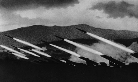 Chiến trường Xô - Đức cũng chứng kiến những trận chiến trong làn mưa đạn pháo, những trận ném bom rải thảm và đặc biệt là những trận chiến diễn ra trong điều kiện thời tiết khắc nghiệt của mùa đông nước Nga, đã làm hàng trăm nghìn quân Đức chết vì giá lạnh. Ảnh: Pháo Kachiusa của Hồng quân dội mưa đạn xuống Quân đội Đức phát xít - Nguồn: Wikipedia.