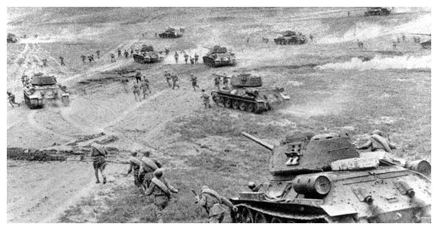 Trên mặt trận này cũng chứng kiến những trận đấu xe tăng quy mô lớn giữa Liên Xô và quân đội Đức và đây cũng là phương thức tác chiến đầu tiên trong lịch sử nhân loại. Các cụm thiết giáp của hai bên liên tục chiến đấu trong đạn pháo, gây nên quá nhiều thương vong. Ảnh: Trận đấu tăng giữa Quân đội Liên Xô và Đức trong thế chiến II - Nguồn: Wikipedia.