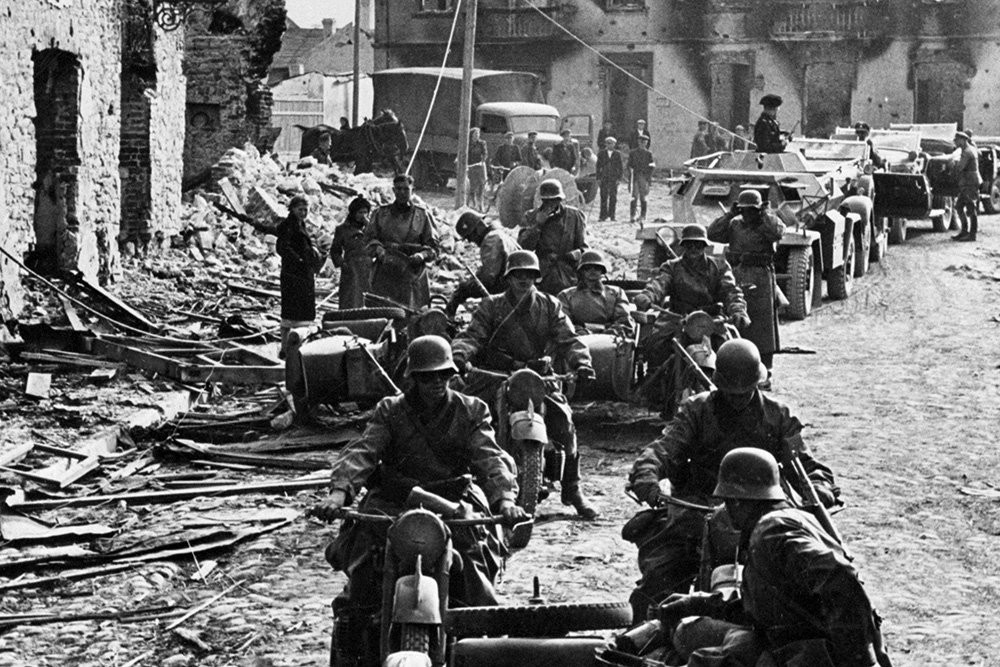 Cũng chính vì mục tiêu chiến lược này, mà quân đội Đức quốc xã đã điên cuồng dốc toàn lực mở cuộc tấn công nhằm nhanh chóng đè bẹp Liên Xô; thực tế giai đoạn đầu của cuộc chiến, trang bị vũ khí của quân đội Liên Xô kém hơn so với Quân đội Đức quốc xã, nên họ bị quân đội phát xít "vượt trội" là điều dễ hiểu. Ảnh: Quân đội Đức trong Thế chiến II - Nguồn: Wikipedia.