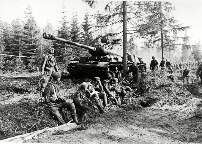 Quân đội Đức ban đầu dự định chiếm Liên Xô trước mùa đông năm 1941, nhưng Liên Xô đã kéo Quân đội Đức quốc xã vào cuộc chiến lâu dài, tiêu hao, với sự kháng cự ngoan cường của Hồng quân và nhân dân Liên Xô. Ảnh: Quân đội Liên Xô kiên cường chống trả quân phát xít Đức - Nguồn: Wikipedia.